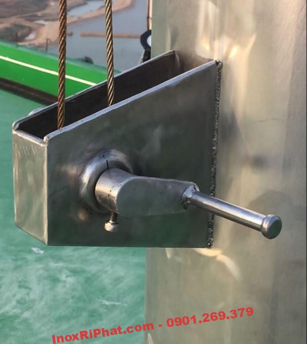 Cột cờ inox có tay quay ngoài